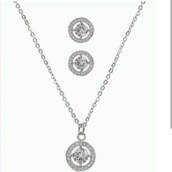 Jewelry - Stunning Silver and diamond halo stud set